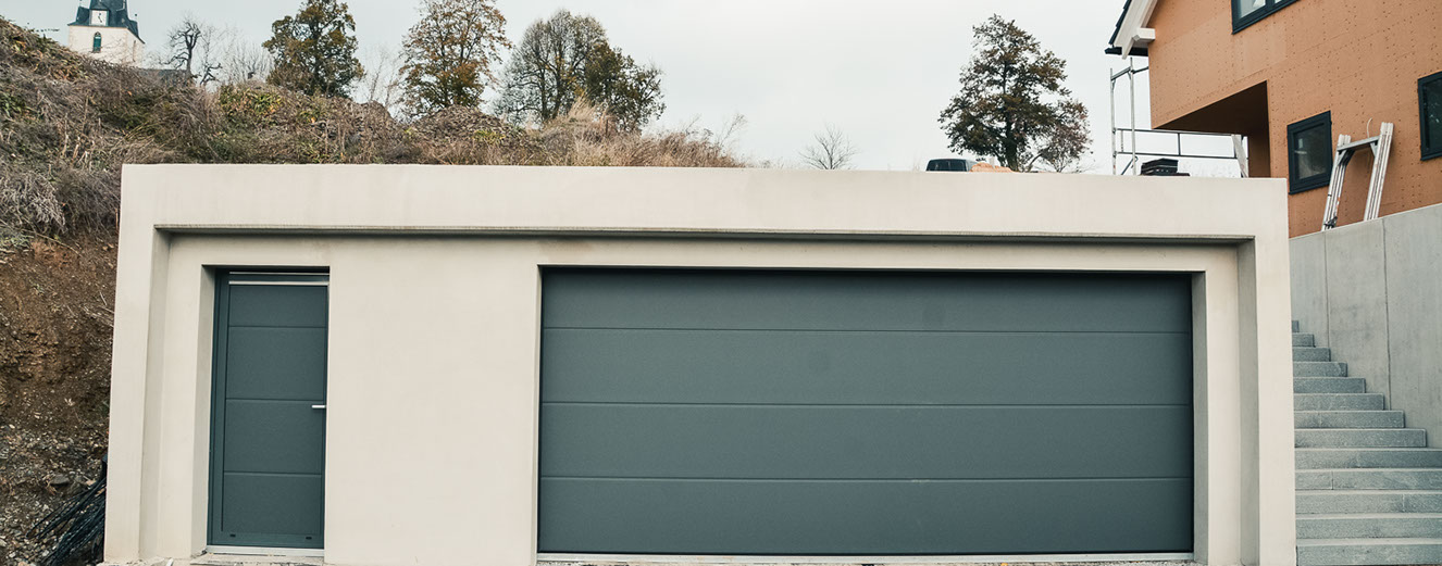Doppelgarage mit schlichten Sektionaltoren