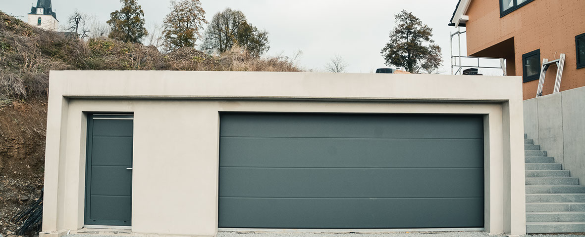 Doppelgarage mit schlichten Sektionaltoren