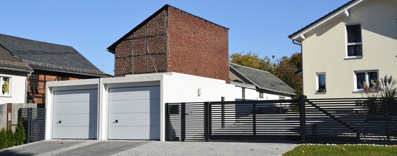 Sektionlatore an Doppelgarage