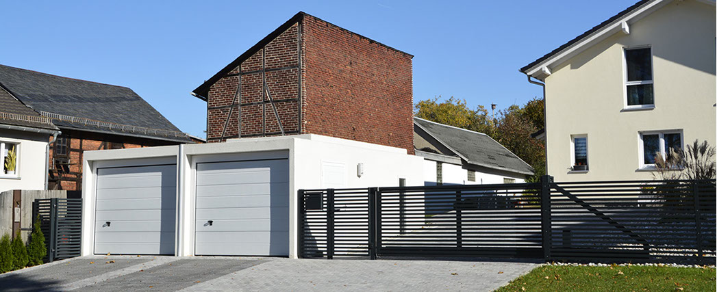 Sektionlatore an Doppelgarage