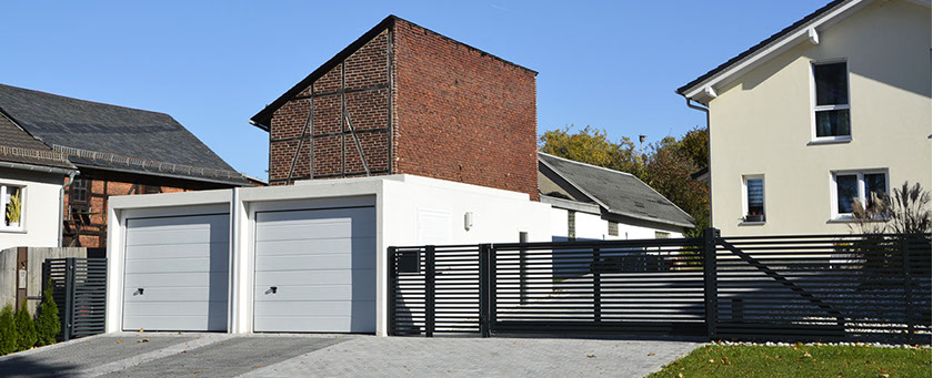 Sektionlatore an Doppelgarage