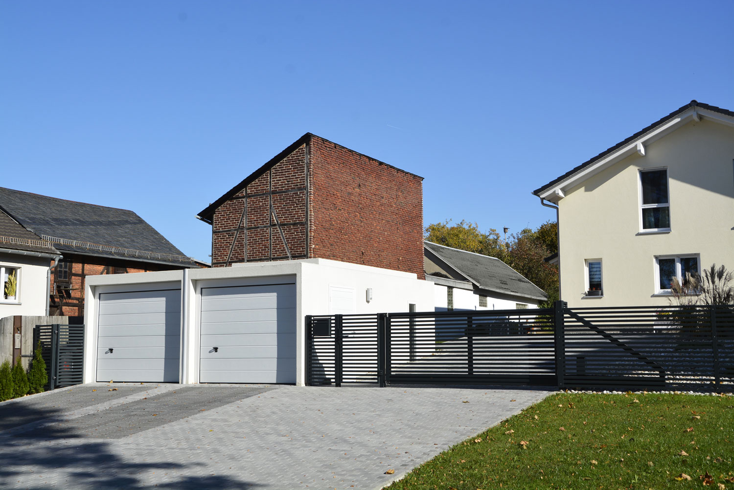 Sektionlatore an Doppelgarage