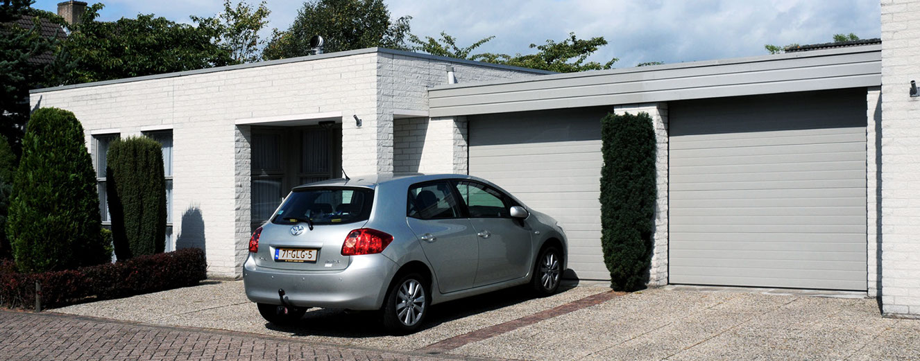 Doppelgarage mit schlichten Sektionaltoren