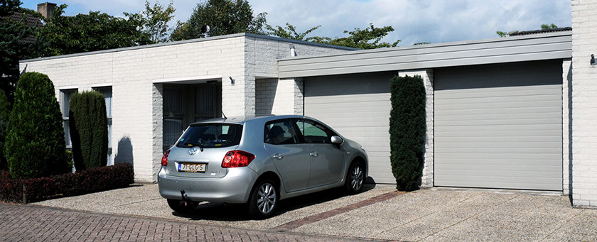 Doppelgarage mit schlichten Sektionaltoren