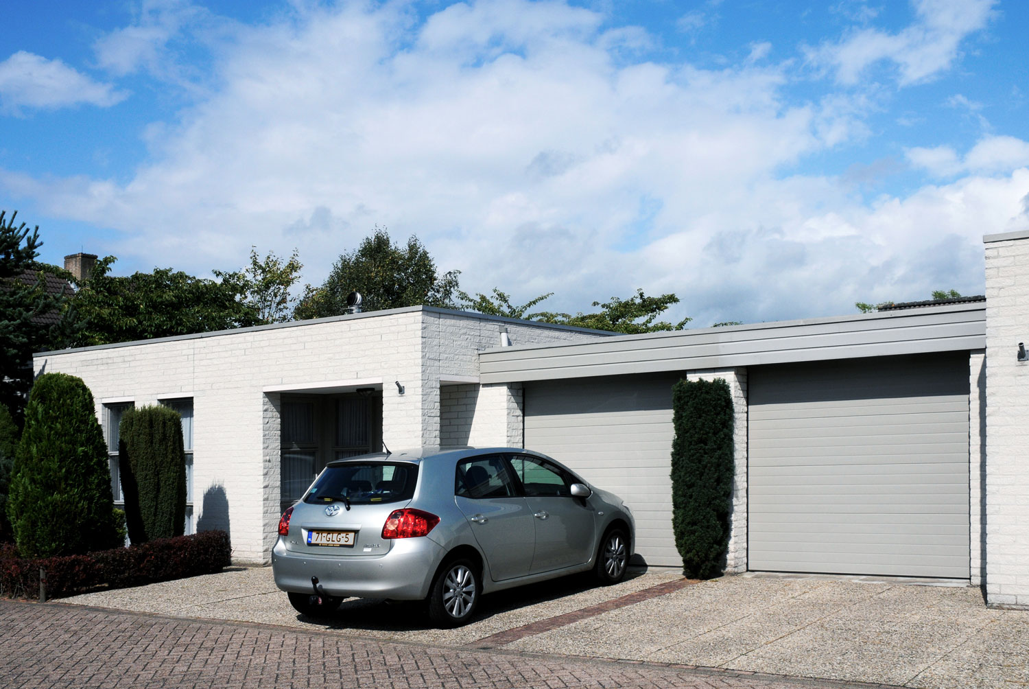 Doppelgarage mit schlichten Sektionaltoren