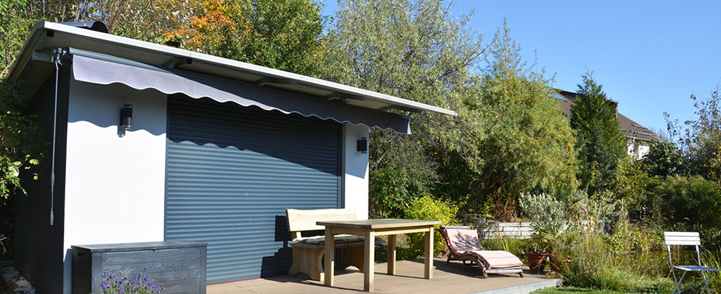 Sektionaltor in privater Anwendung (im Gartenhaus)