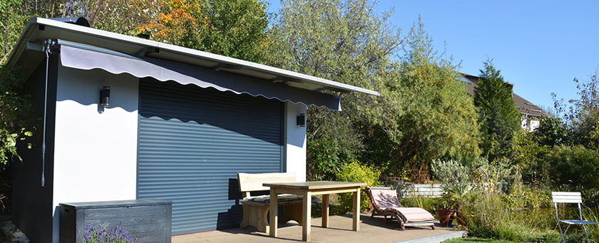 Sektionaltor in privater Anwendung (im Gartenhaus)