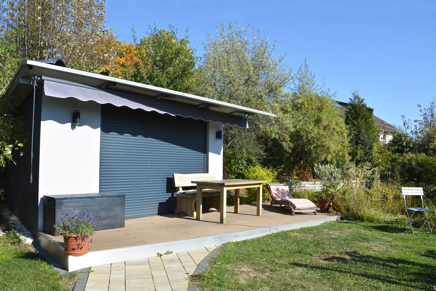 Sektionaltor in privater Anwendung (im Gartenhaus)